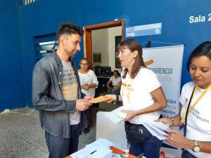 Christi Rangel entrega el premio al primer lugar