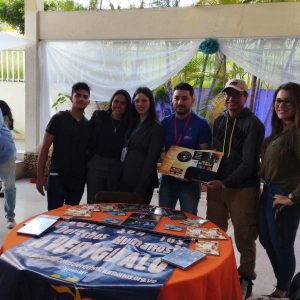 Jóvenes compartiendo en las mesas de la feria
