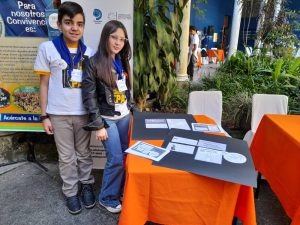 Adolescentes activistas estuvieron presentes en la feria
