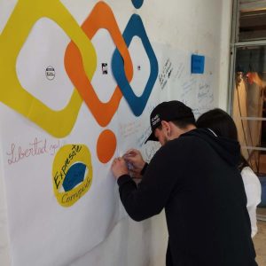 Jóvenes plasmaron su compromiso en el Muro Exprésate