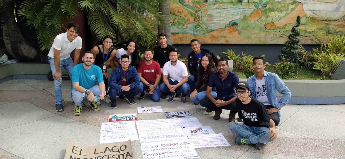 Carabobo | Jóvenes conmemoraron el Día contra la Corrupción con un pancartazo