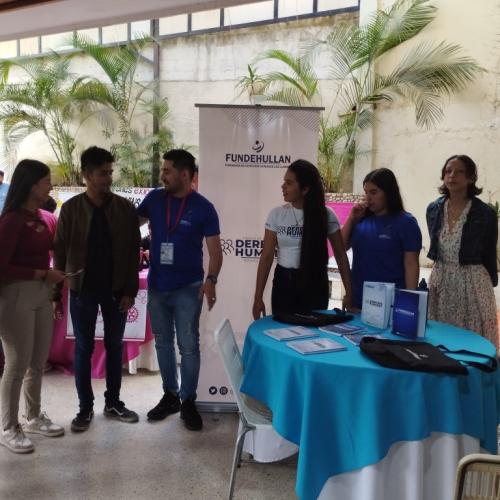 Interaccion-de-los-jovenes-en-las-mesas-de-la-feria-10-