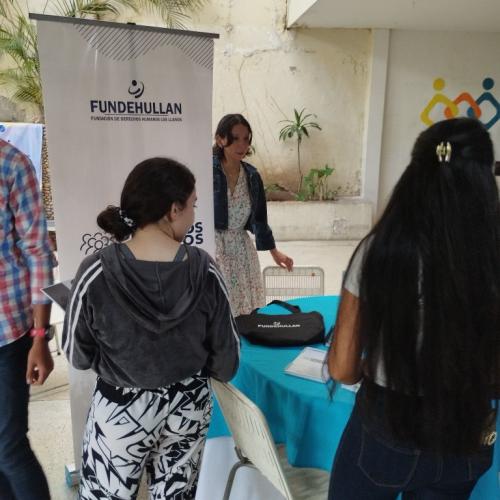 Interaccion-de-los-jovenes-en-las-mesas-de-la-feria-4-