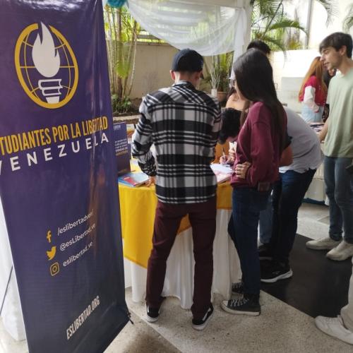 Interaccion-de-los-jovenes-en-las-mesas-de-la-feria-7-