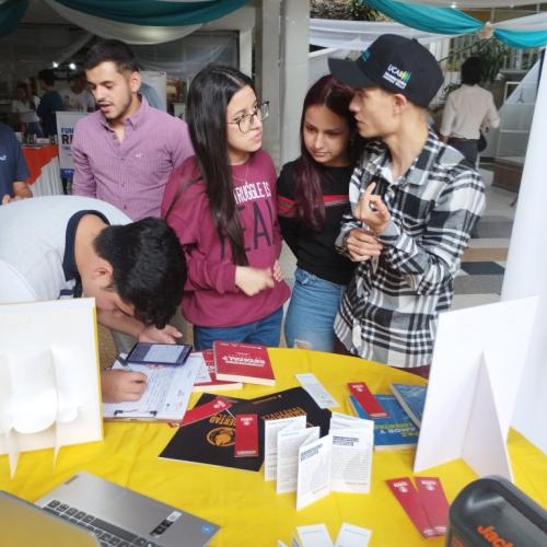 Interaccion-de-los-jovenes-en-las-mesas-de-la-feria-8-