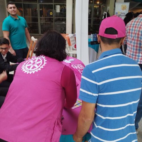 Interaccion-de-los-jovenes-en-las-mesas-de-la-feria-9-