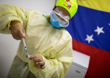 Primer año de vacunación anti COVID-19, opacidad y abuso de poder