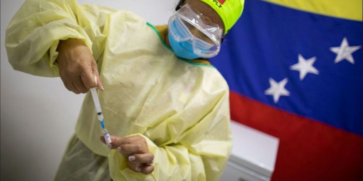 Primer año de vacunación anti COVID-19, opacidad y abuso de poder